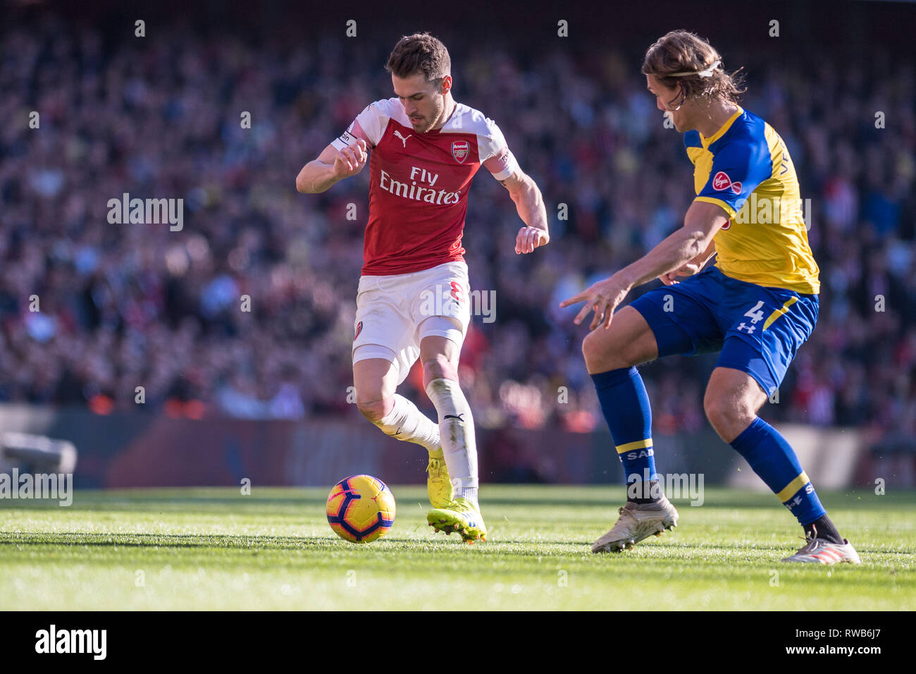 Londres, ANGLETERRE - 24 février : Aaron Ramsey d'Arsenal FC control ball, Jannik Vestergaard de Southampton FC pendant la Premier League match entre Arsenal FC et Southampton FC à l'Emirates Stadium le 24 février 2019 à Londres, Royaume-Uni. (Sebastian Frej/MO Media) Banque D'Images