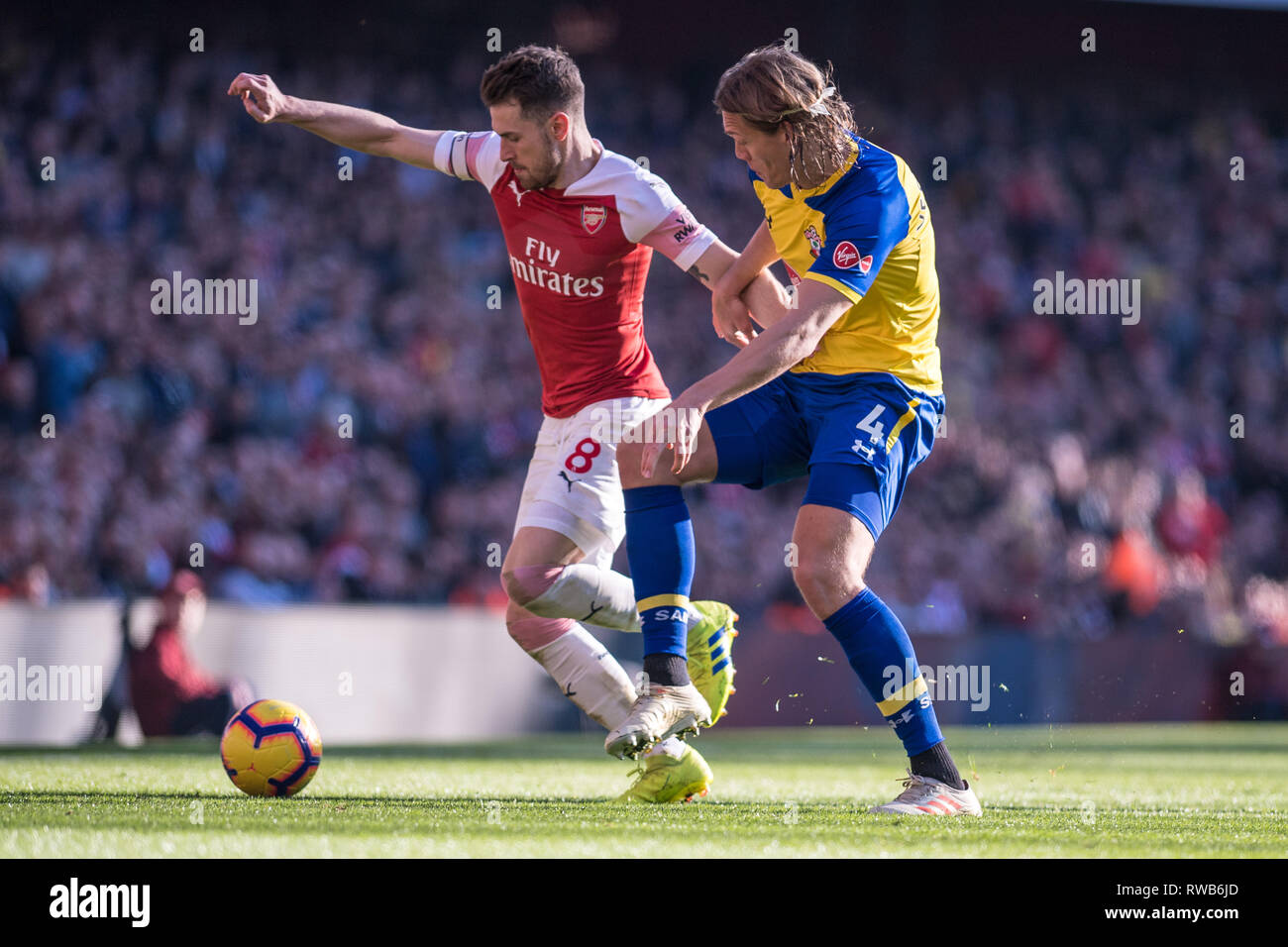 Londres, ANGLETERRE - 24 février : Aaron Ramsey d'Arsenal FC control ball, Jannik Vestergaard de Southampton FC pendant la Premier League match entre Arsenal FC et Southampton FC à l'Emirates Stadium le 24 février 2019 à Londres, Royaume-Uni. (Sebastian Frej/MO Media) Banque D'Images