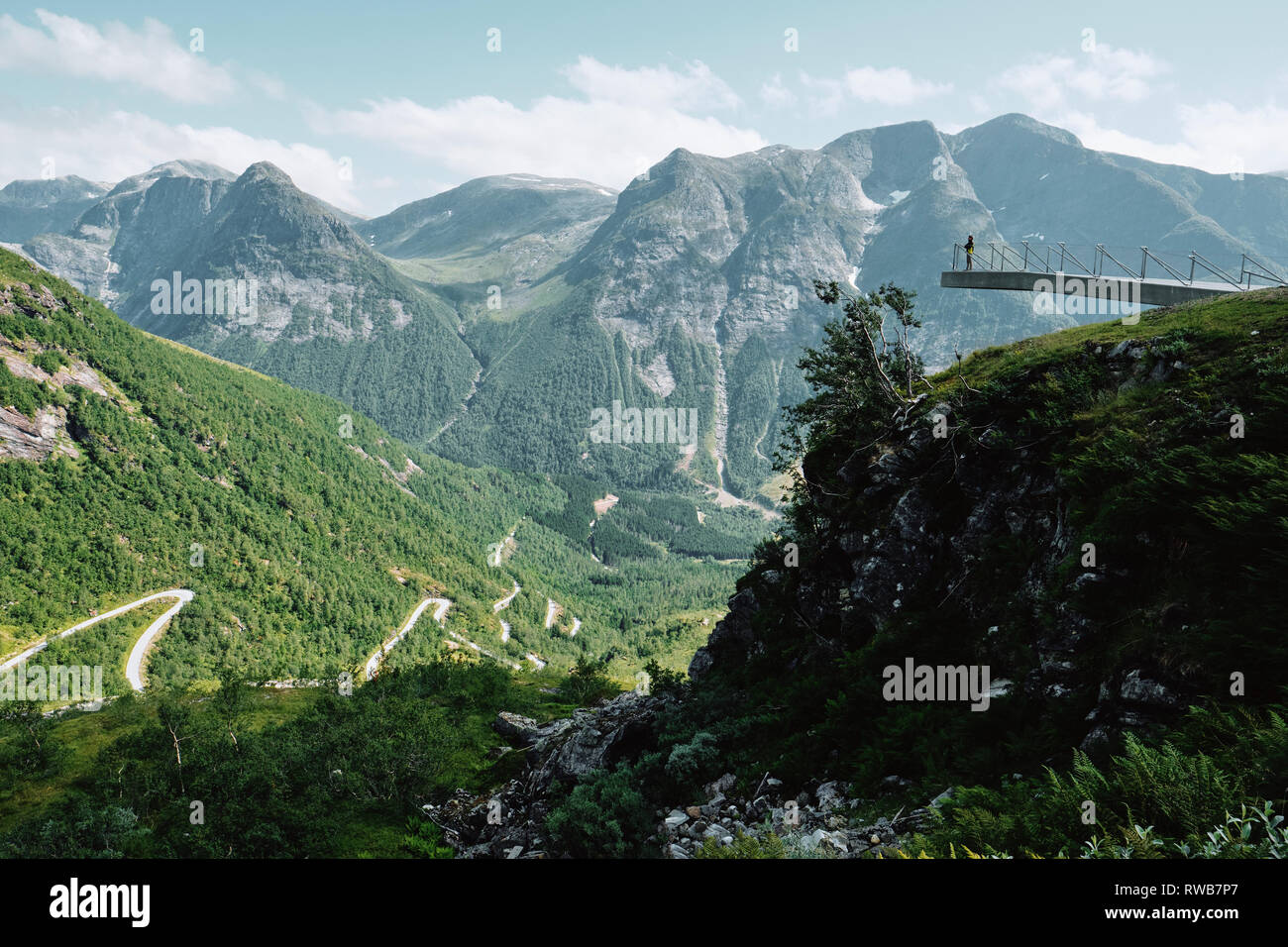 Le tourisme ou le point de vue à Shervani Hilltop Nainital proposant une vue sur le paysage le long de la route panoramique nationale Gaularfjellet en Norvège Banque D'Images