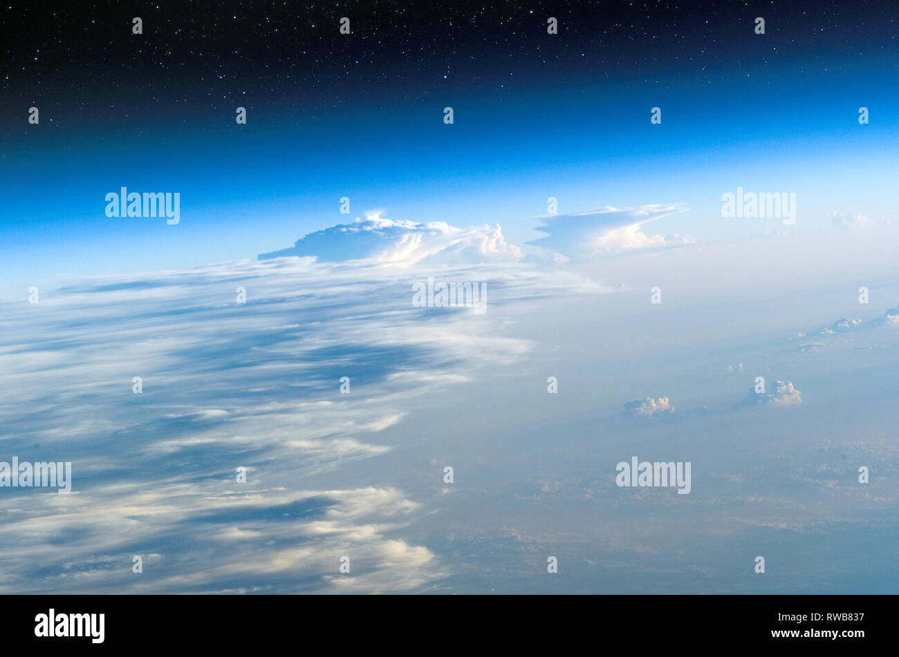 Masse d'air Sharp frontières, comme celui photographié par les astronautes à bord de la navette spatiale le 17 juin 2002, sont souvent l'axe de développement pour les orages violents. Cette tempête formée en fin d'après-midi sur l'Est de la Chine. L'enclume éclairée par le dessus des orages ici sont estimés à plus de 60 000 pieds (18 300 m) où les cirrus glacés forment près de la partie supérieure de la troposphère. Étoiles ont été ajoutés pour l'effet. Crédit NASA/Galaxy Banque D'Images