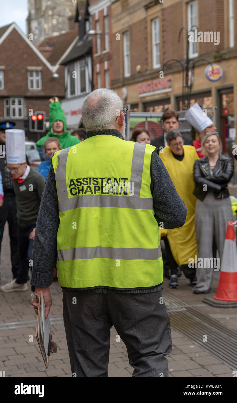 Salisbury, Wiltshire, Angleterre, Royaume-Uni. Mars 2019. Un aumônier adjoint portant une veste réfléchissante et tenant un clip board, organisateur de courses de crêpes. Banque D'Images