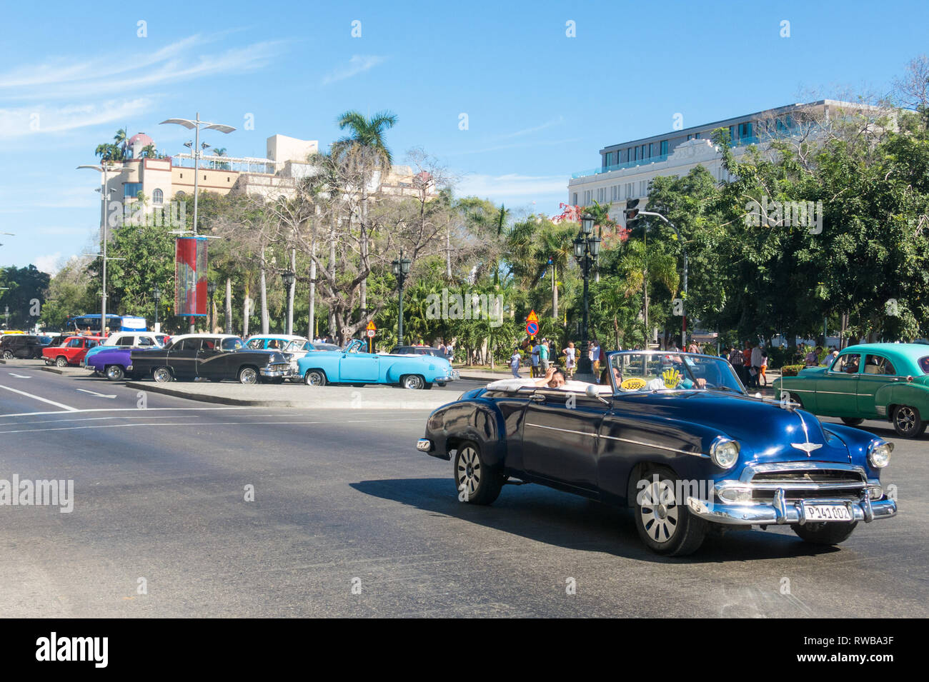 La HAVANE, CUBA - 16 janvier 2017 : Vieille voiture des années 50 en circulation dans la vieille Havane. Avant qu'une nouvelle loi publié le 2011, les cubains ne pouvait que trade vintag Banque D'Images