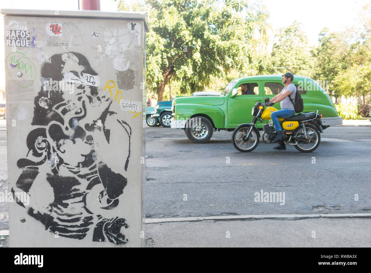La HAVANE, CUBA - 16 janvier 2017 : scène de rue avec de vieilles voitures américaines à moto et au centre-ville de La Havane, Cuba Banque D'Images
