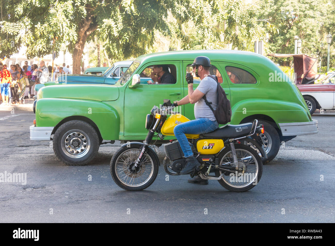 La HAVANE, CUBA - 16 janvier 2017 : scène de rue avec de vieilles voitures américaines à moto et au centre-ville de La Havane, Cuba Banque D'Images