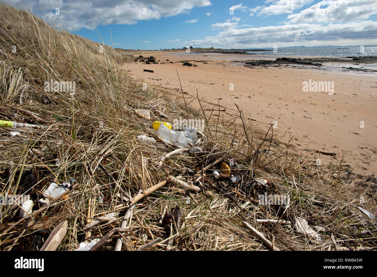 L' épave et des débris de plastique échoués sur la plage de sable de Shell Bay à Elie Fife Ecosse Banque D'Images