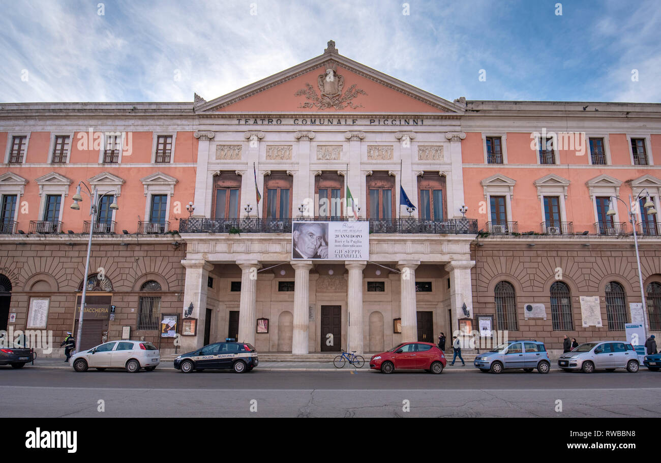 Bari, Pouilles, Italie - Façade de théâtre (Teatro Piccinni Niccolo Piccinni) dans la région des Pouilles. Banque D'Images