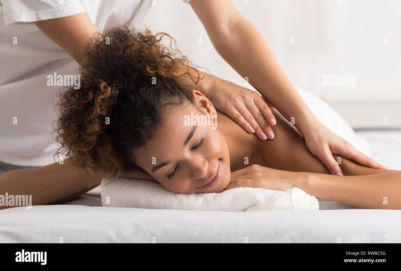 Woman épaule massage in spa center Banque D'Images