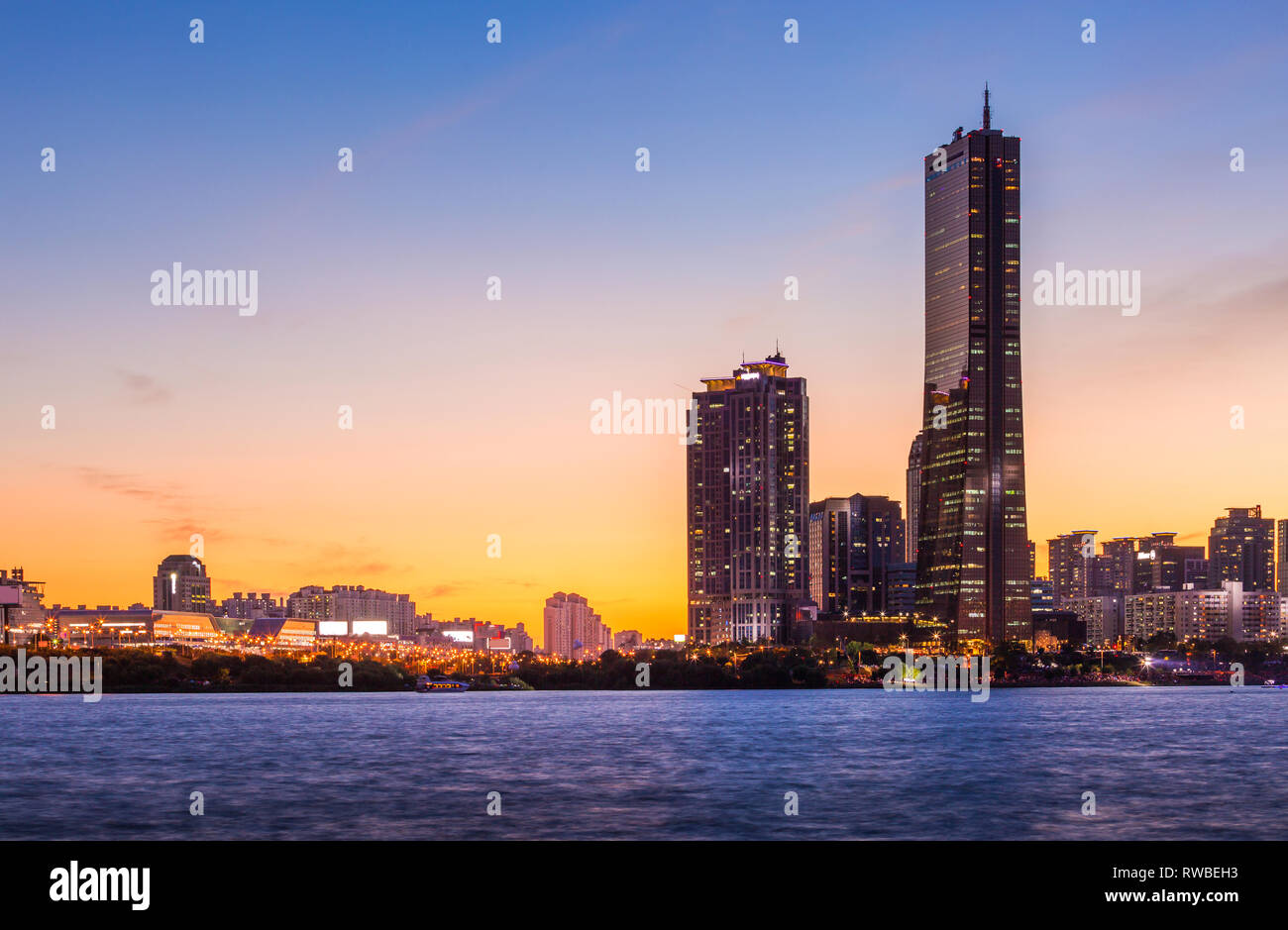 La ville de Séoul et gratte-ciel, yeouido après le coucher du soleil, la Corée du Sud. Banque D'Images