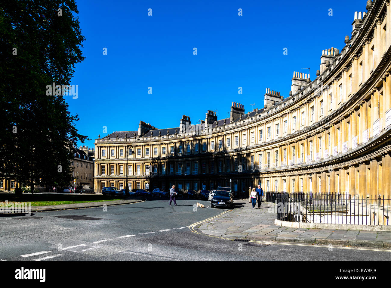 Le balayage d'une partie de la rue courbe du cirque dans Bath, Angleterre Banque D'Images