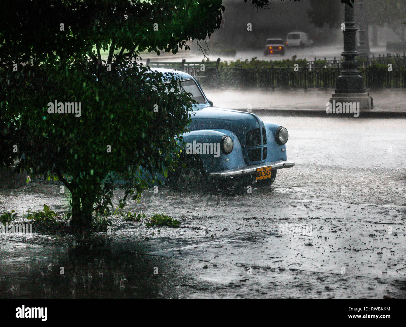 La Havane, Cuba. 28 mai, 2009. Une porte quatre Préfet Ford garée sur une rue au cours d'un orage à La Havane, Cuba. Banque D'Images