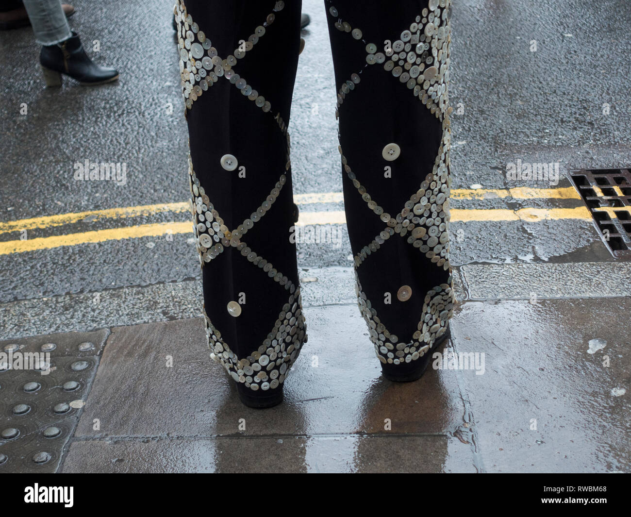 Pearly King debout sur Brick Lane Banque D'Images