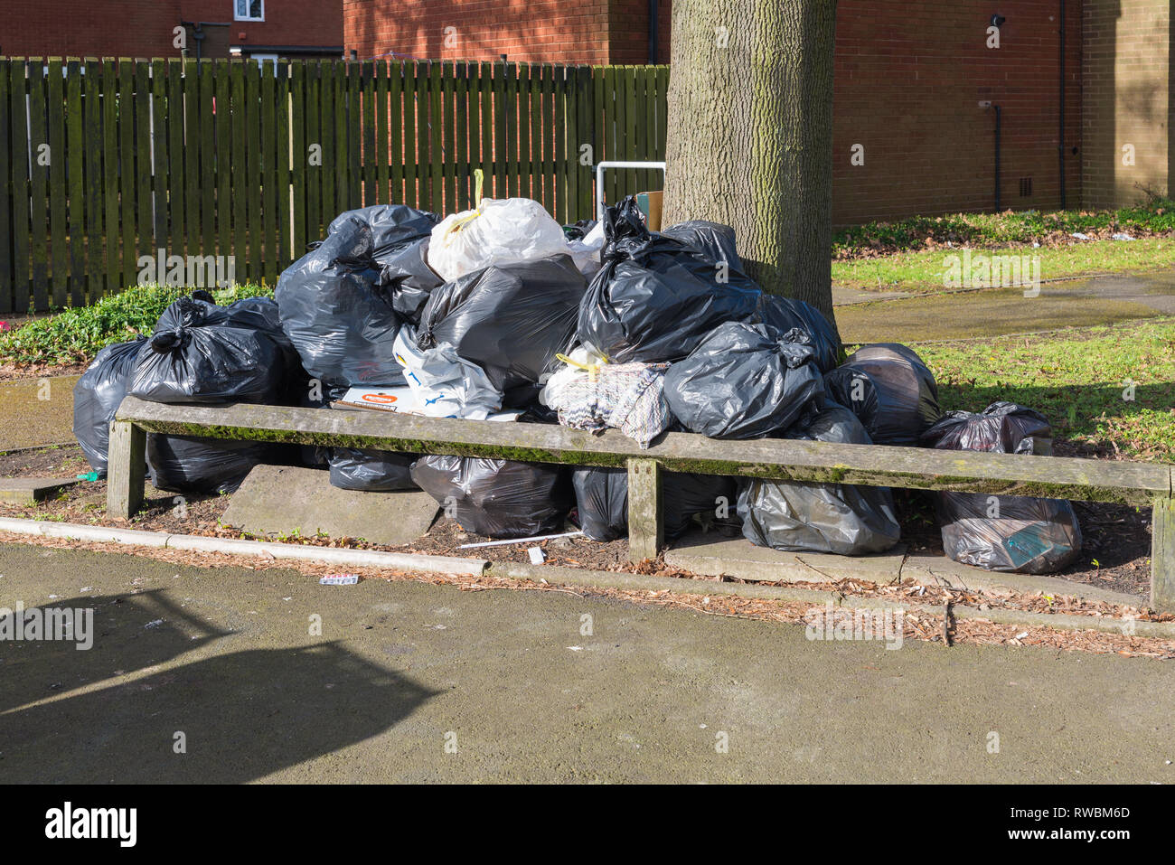 Des sacs poubelle noirs entassés sur le bord de la route à Ladywood  Birmingham, à la suite d'une action collective par les éboueurs Photo Stock  - Alamy