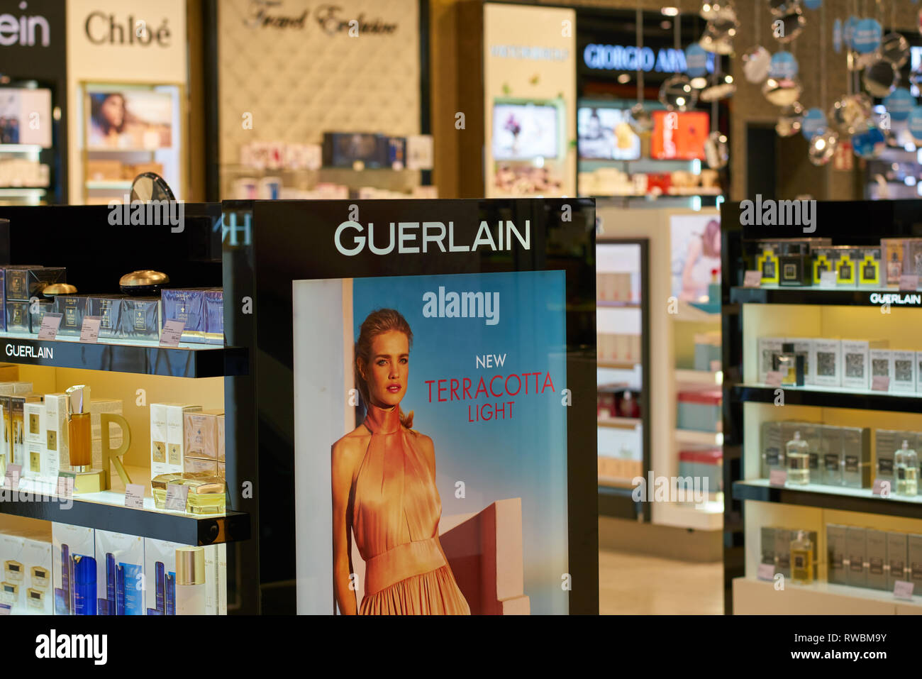 DUSSELDORF, ALLEMAGNE - CIRCA Octobre 2018 : les parfums et cosmétiques sur l'affichage à Dusseldorf en franchise. Banque D'Images