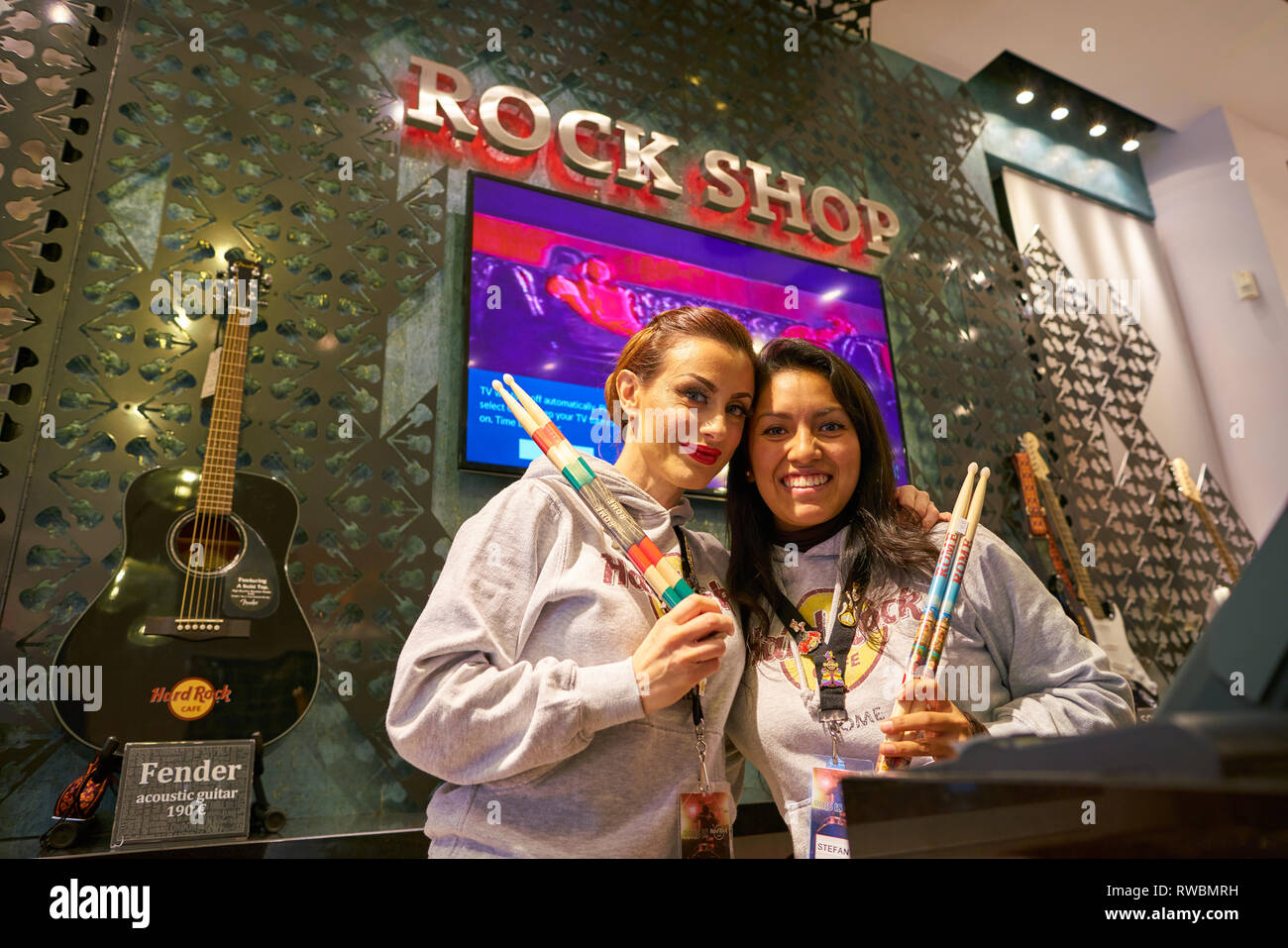 ROME, ITALIE - circa 2017, novembre : à l'intérieur portrait du personnel au Rock shop à Rome. Banque D'Images