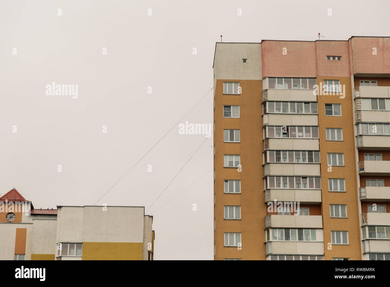 Grand immeuble contre un ciel nuageux. Banque D'Images