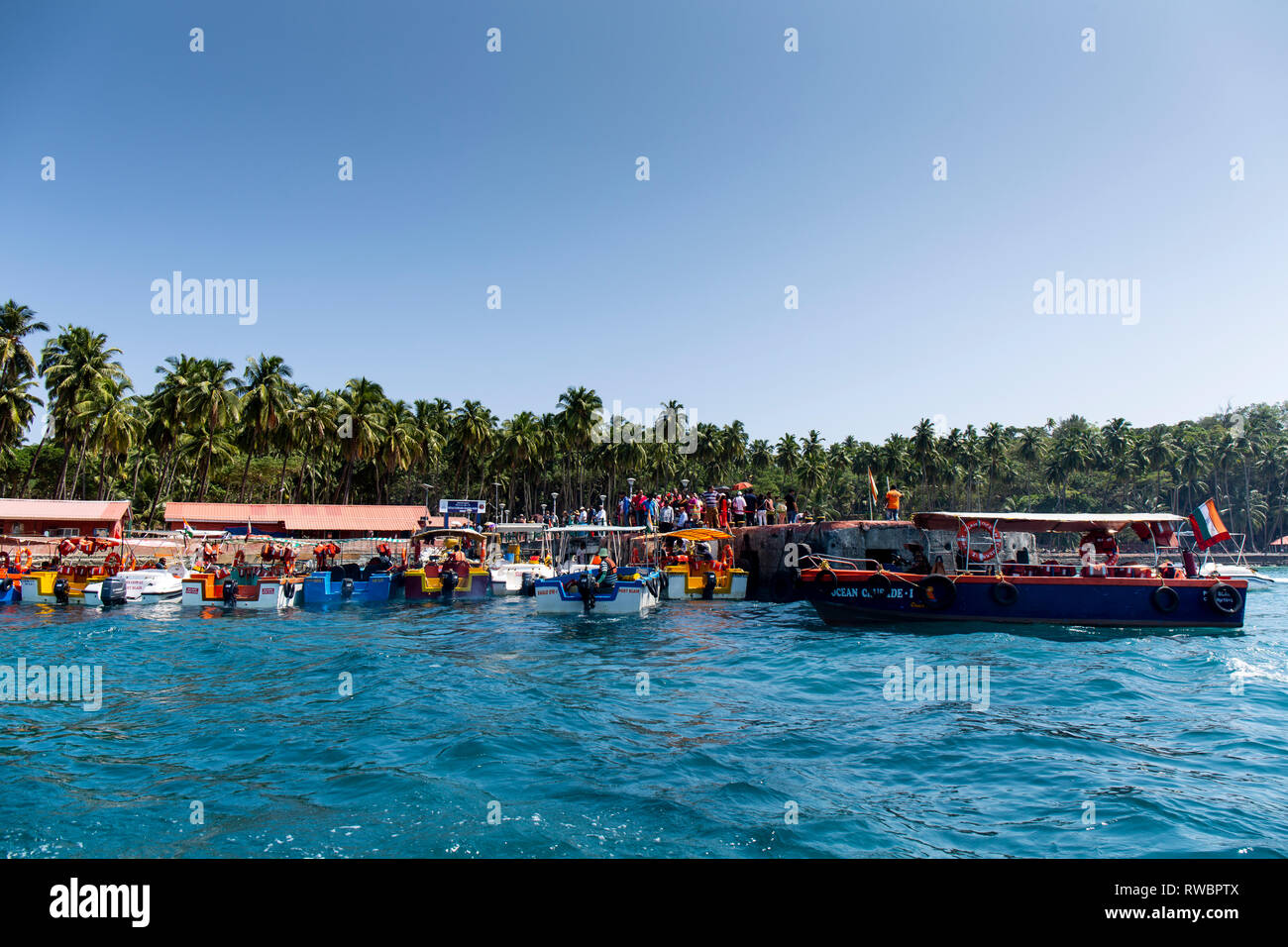 Ferry bateaux touristes de Port Blair à l'île de Ross. Banque D'Images