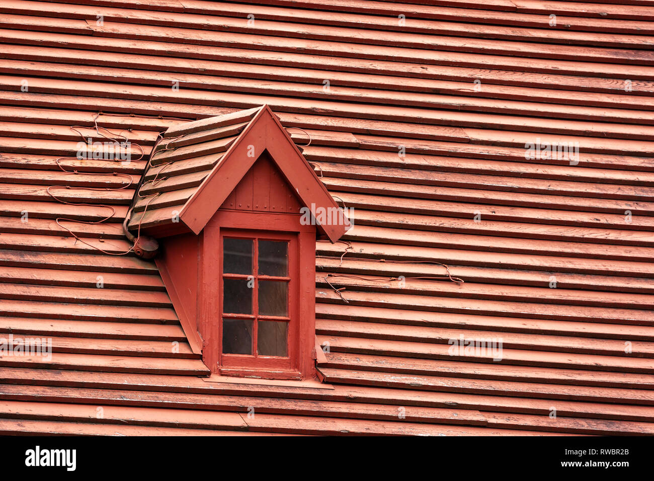 Un toit rouge et ses lucarnes détails architecturaux. Banque D'Images