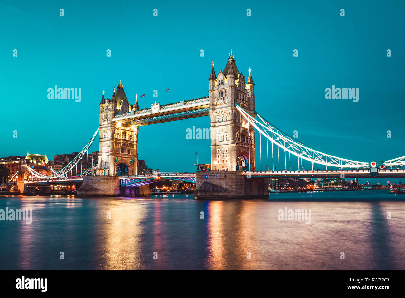 Allumé le Tower Bridge juste après le coucher du soleil Banque D'Images