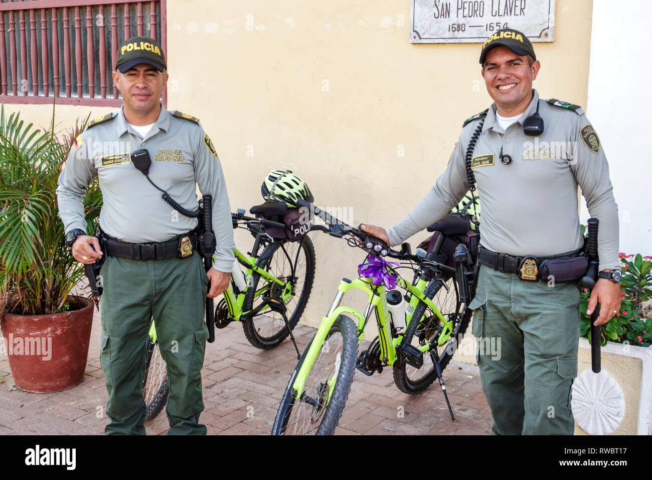 Cartagena Colombie,Plaza San Pedro Claver,résidents hispaniques,police nationale,police,officier,uniforme,application de la loi,homme hommes,Bicycle bic Banque D'Images