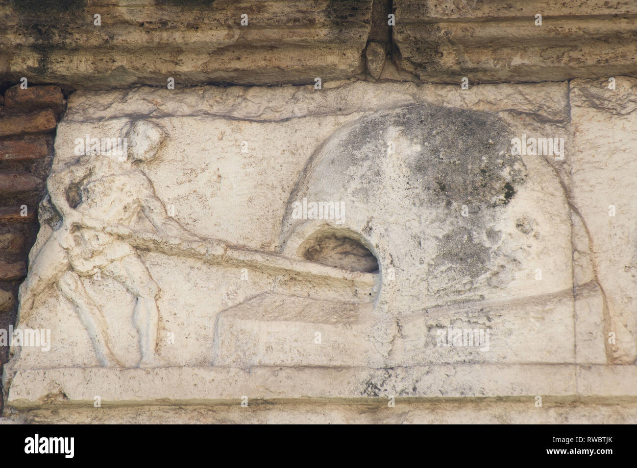 Baker au travail - Détail de la tombe de Marco Virgilio Eurisace (1e siècle avant J.-C.) à Porta Maggiore - Rome Banque D'Images
