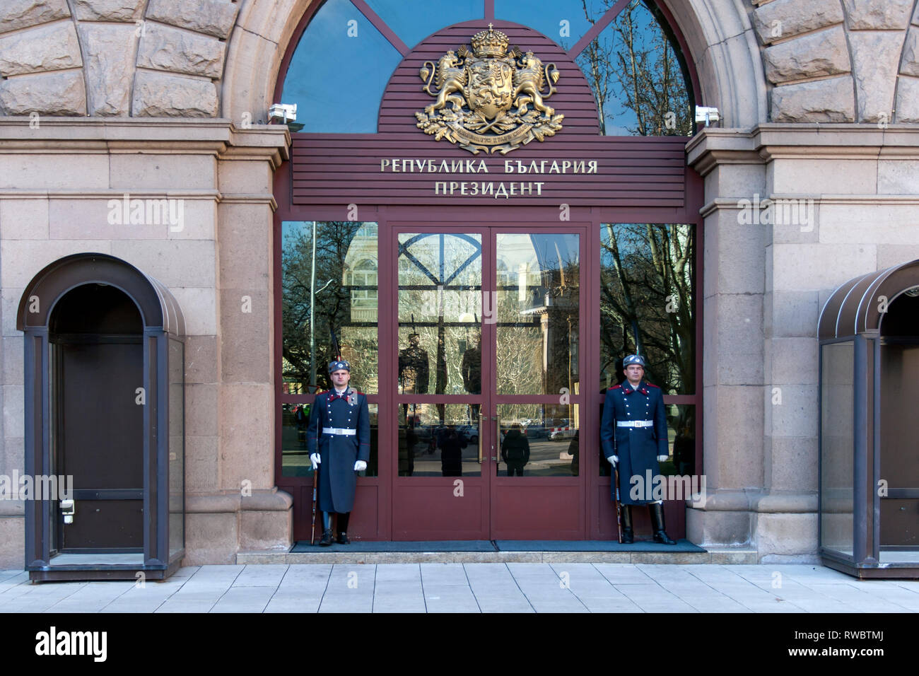 SOFIA, BULGARIE - février 21, 2019 : la garde d'honneur devant la Présidence de la République bulgare dans la ville de Sofia, Bulgarie Banque D'Images