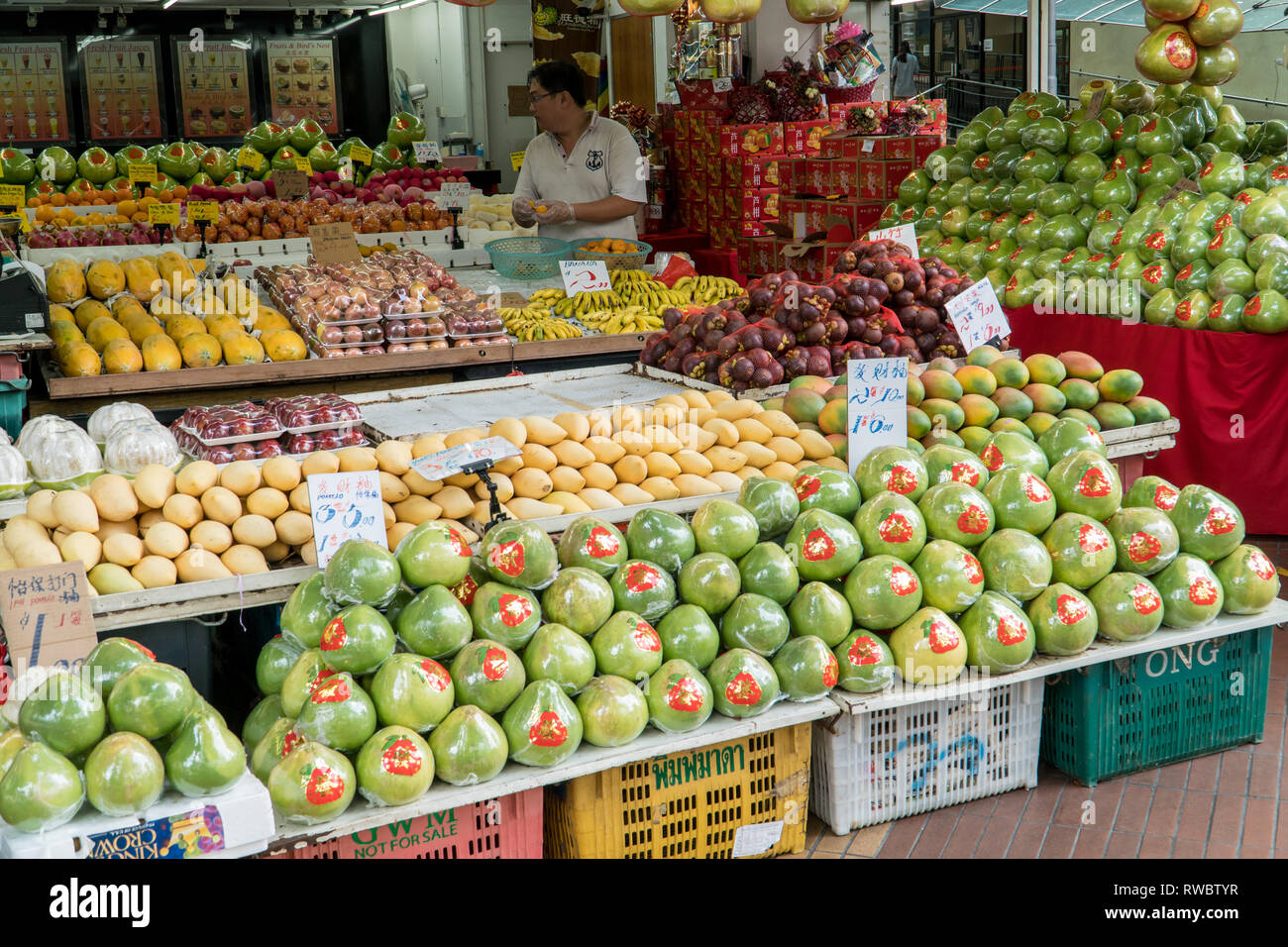 Singapour - Le 28 janvier 2019 : - vendeurs de fruits frais dans une boutique de rue à Singapour Banque D'Images