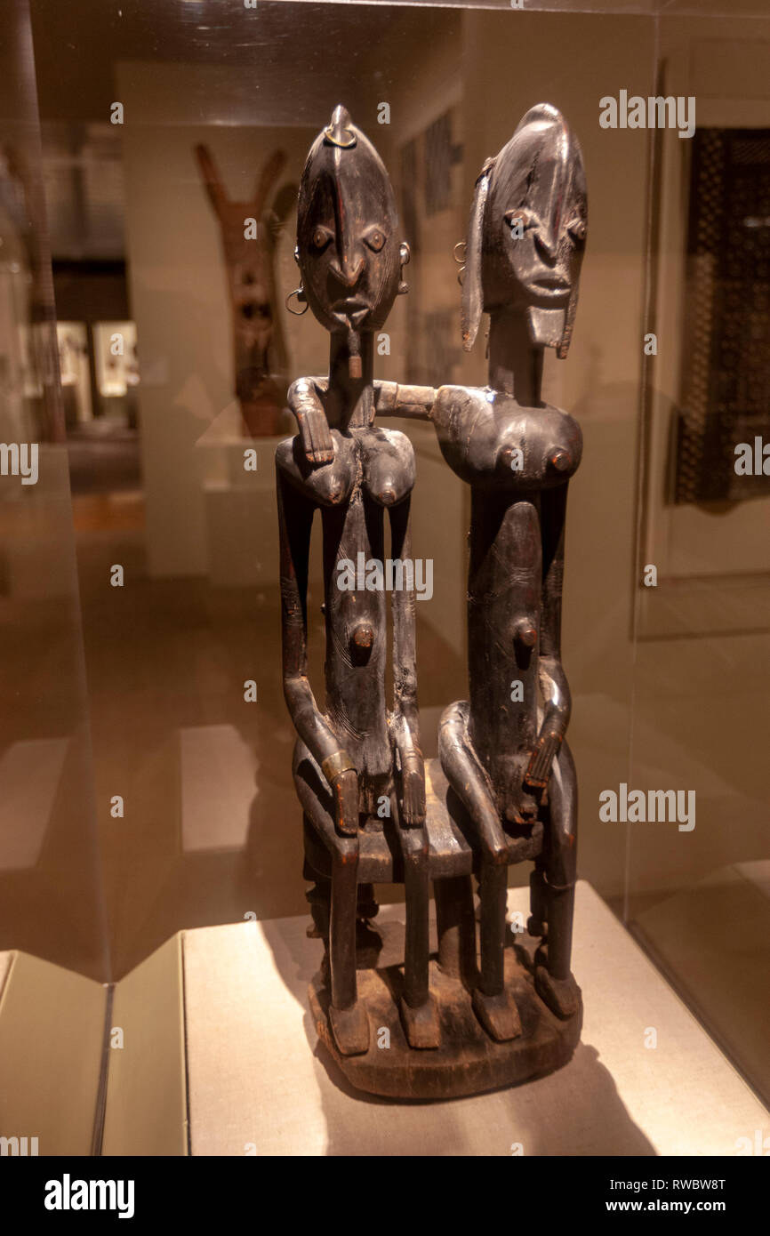 Couple assis, sculpture sur bois, les peuples Dogon, le Metropolitan Museum of Art, Manhattan, New York USA Banque D'Images