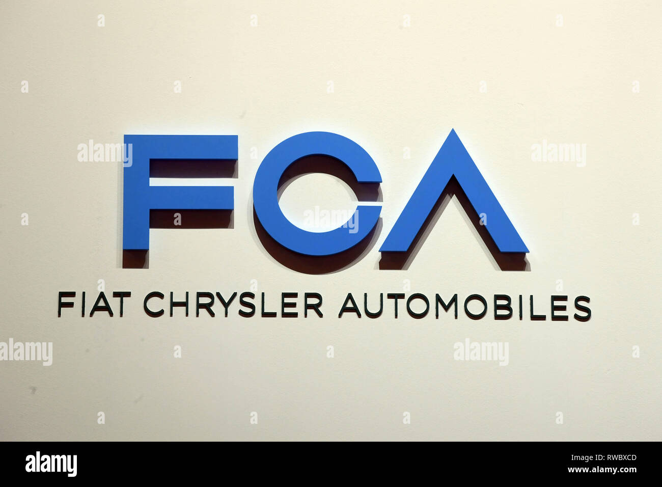 Geneve, Suisse. Le 05 Mar, 2019. Un logo de Fiat Chrysler Automobiles (FCA), prises au Salon de Genève sur la première journée de la presse. Le 89e Salon de Genève commence le 7 mars et dure jusqu'au 17 mars. Credit : Uli Deck/dpa/Alamy Live News Banque D'Images