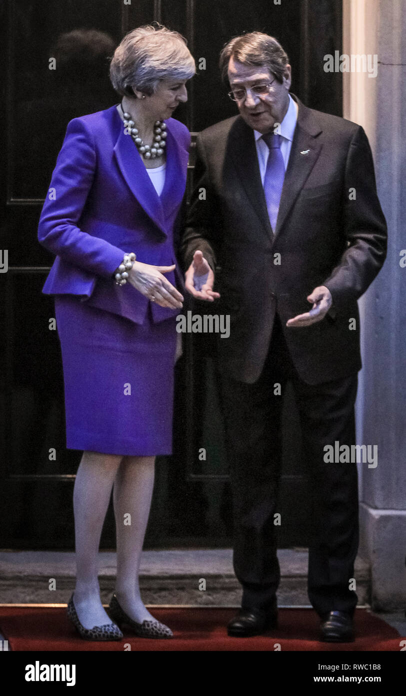 Downing Street, Westminster, London, UK. 5e Mar, 2019. Le Premier ministre britannique Theresa peut se félicite le président chypriote Nicos Anastasiades à Downing Street pour les pourparlers. Credit : Imageplotter/Alamy Live News Banque D'Images