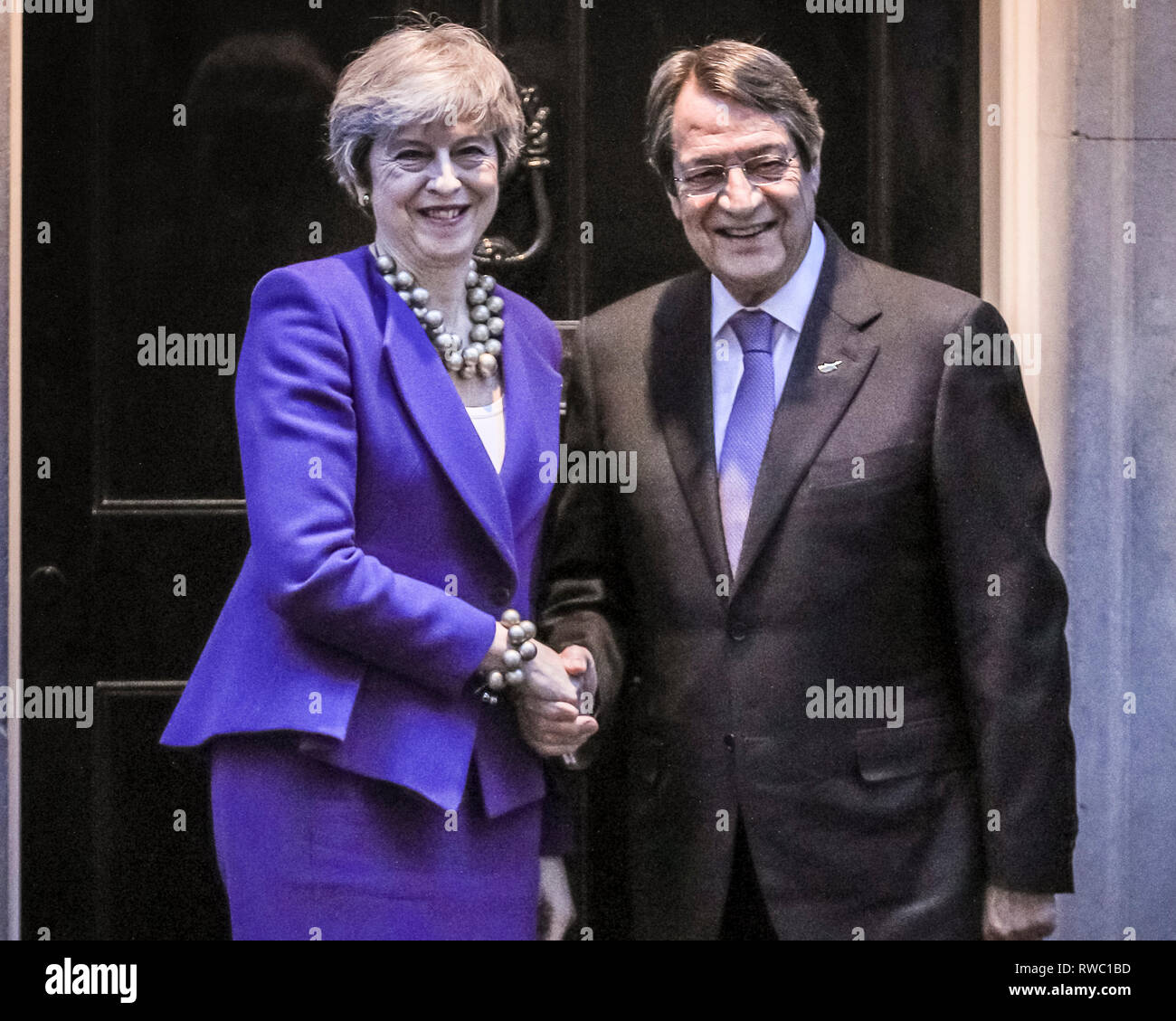 Downing Street, Westminster, London, UK. 5e Mar, 2019. Le Premier ministre britannique Theresa peut se félicite le président chypriote Nicos Anastasiades à Downing Street pour les pourparlers. Credit : Imageplotter/Alamy Live News Banque D'Images