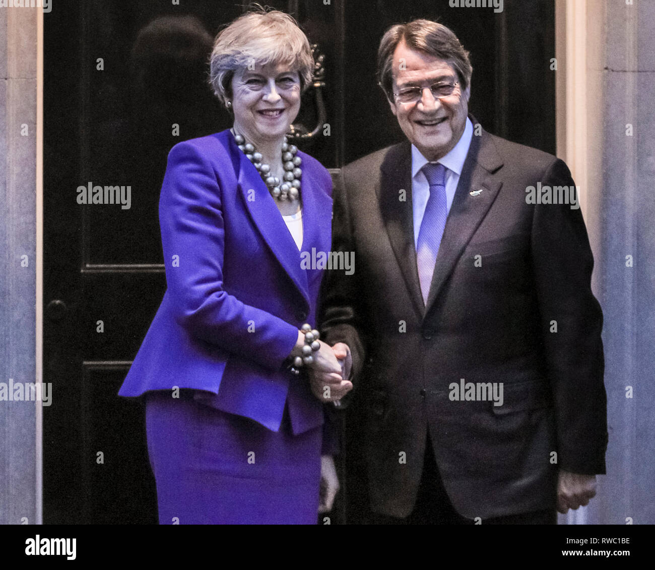 Downing Street, Westminster, London, UK. 5e Mar, 2019. Le Premier ministre britannique Theresa peut se félicite le président chypriote Nicos Anastasiades à Downing Street pour les pourparlers. Credit : Imageplotter/Alamy Live News Banque D'Images