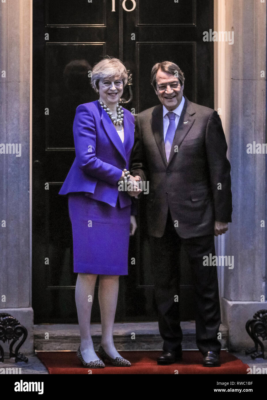 Downing Street, Westminster, London, UK. 5e Mar, 2019. Le Premier ministre britannique Theresa peut se félicite le président chypriote Nicos Anastasiades à Downing Street pour les pourparlers. Credit : Imageplotter/Alamy Live News Banque D'Images