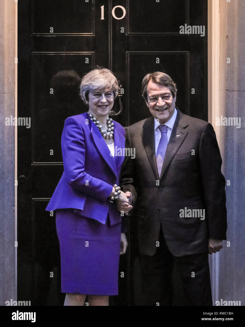 Downing Street, Westminster, London, UK. 5e Mar, 2019. Le Premier ministre britannique Theresa peut se félicite le président chypriote Nicos Anastasiades à Downing Street pour les pourparlers. Credit : Imageplotter/Alamy Live News Banque D'Images