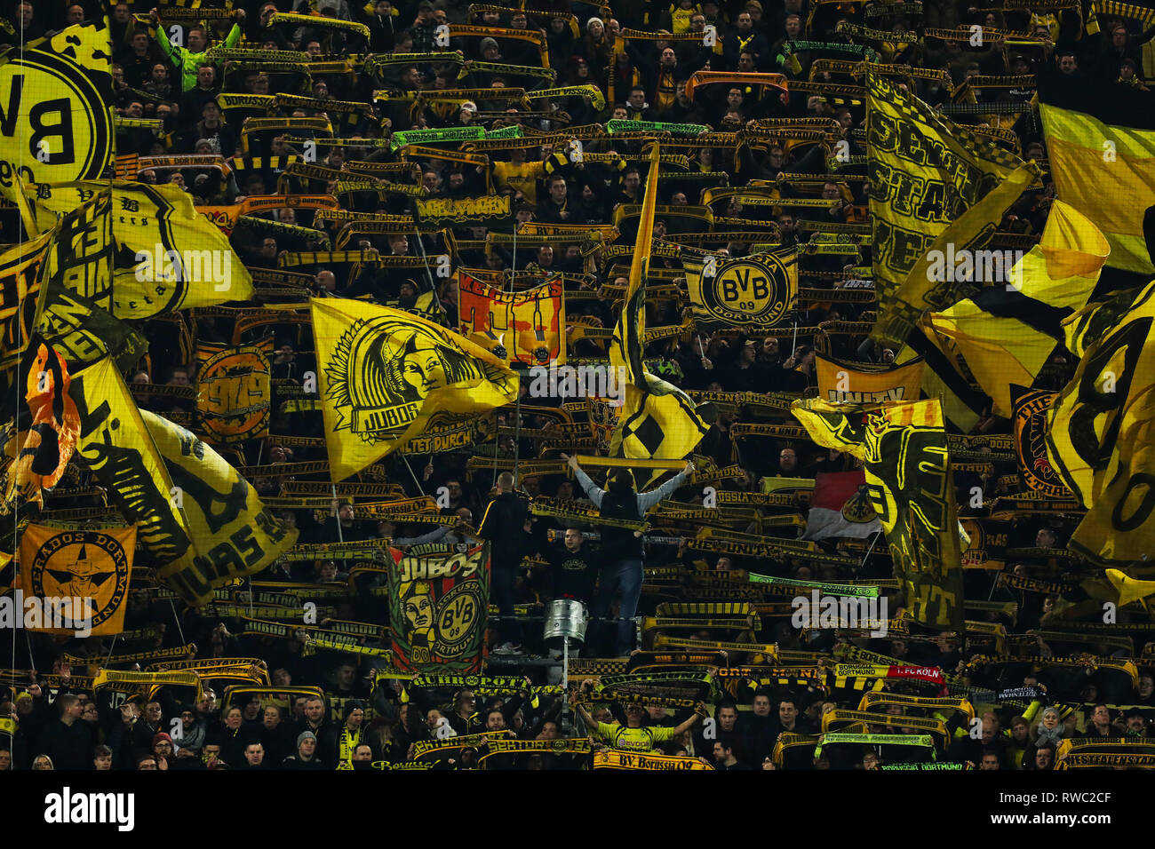 Westfalenstadion, Dortmund, Allemagne. 5e Mar, 2019. Ligue des Champions de football, série de 16, deuxième partie, contre Borussia Dortmund Borussia Dortmund ; Tottenham Hotspur fans dans le célèbre mur du stade : Action Crédit Plus Sport/Alamy Live News Banque D'Images