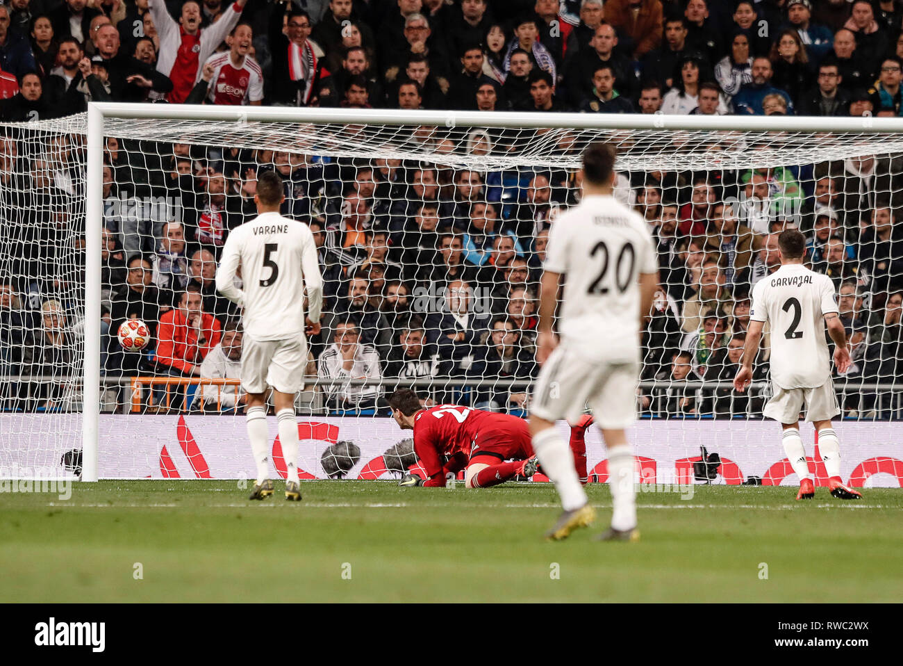 Santiago Bernabeu, Madrid, Espagne. 5e Mar, 2019. Ligue des Champions de football, série de 16, deuxième jambe, Real Madrid contre Ajax ; Dusan Tadic (Ajax) pour son but passé courtois qui a 0-3 : Action Crédit Plus Sport/Alamy Live News Banque D'Images