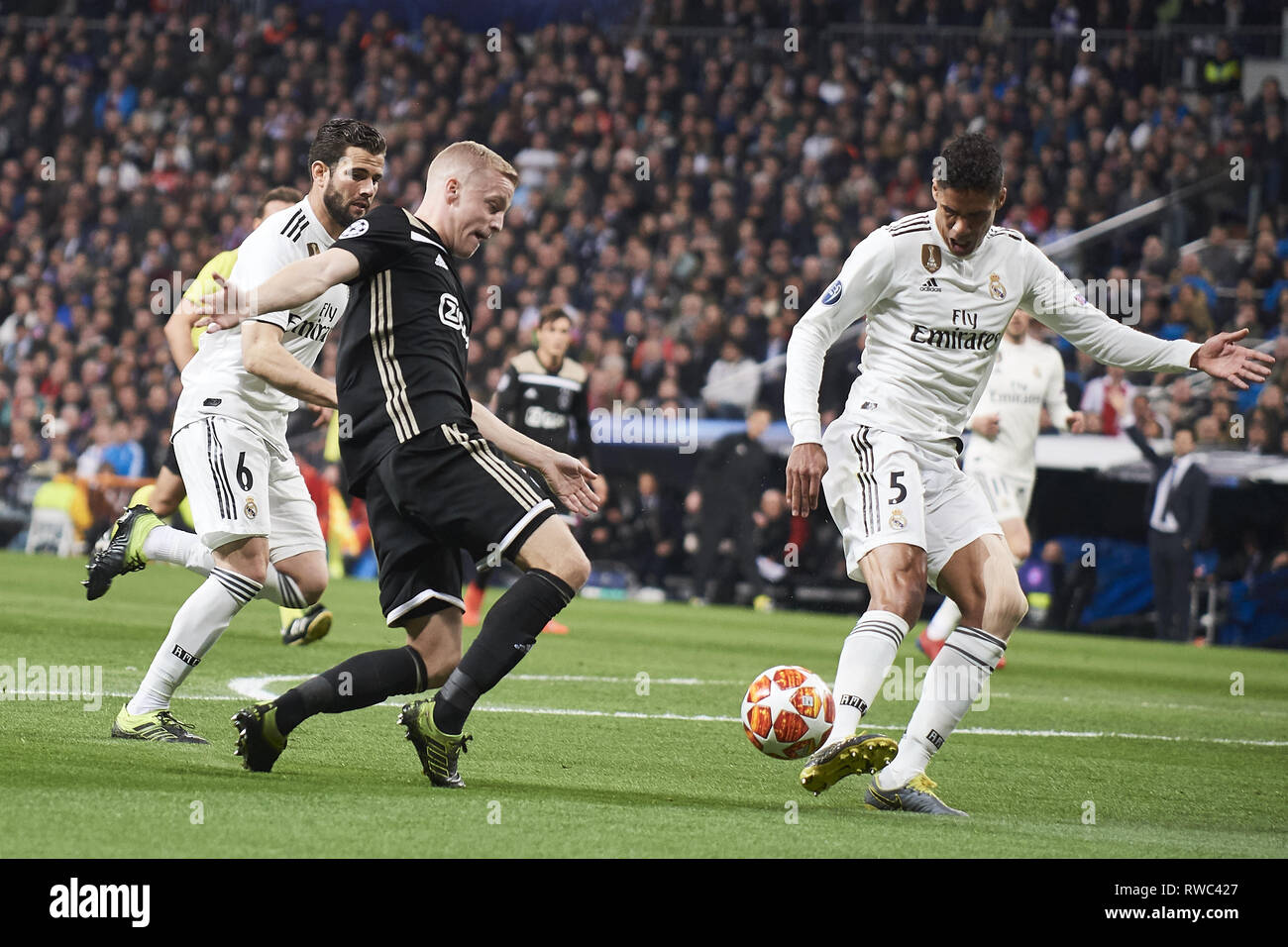 Madrid, Espagne. 5e Mar, 2019. Raphael Varane (défenseur ; Real Madrid), Nacho Fernandez (défenseur ; Real Madrid) en action au cours de l'UEFA Champions League Round 16 match de deuxième étape entre le Real Madrid et l'AFC Ajax au Santiago Bernabeu, le 5 mars 2019 à Madrid, Espagne Crédit : Jack Abuin/ZUMA/Alamy Fil Live News Banque D'Images