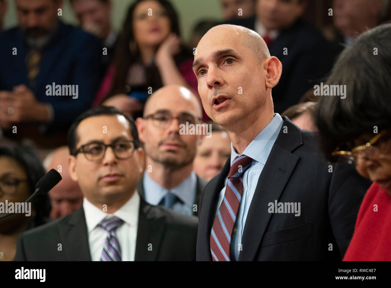 Rép. de l'état du Texas Greg Bonnen, R-Friendswood, détails d'un plan de dépenses des finances de l'école au cours d'une conférence de presse au Capitole du Texas à Austin. Banque D'Images