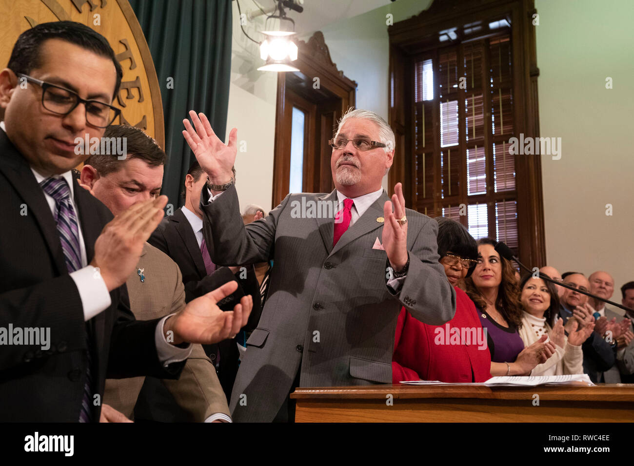 Lors d'une conférence de presse dans la capitale du Texas, Texas, président du comité d'éducation publique Maison handbike Team Dan, R-Houston, détails un investissement de 9 milliards de dépenses d'éducation publique qui est proposé par la Texas House dans le but de contrôler les dépenses de l'éducation et la hausse des impôts fonciers de l'état. Rempl. Diego Bernal, D-San Antonio, est à l'extrême gauche. Banque D'Images