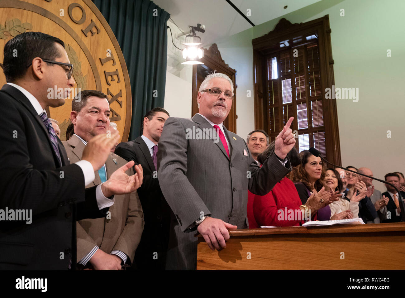 Lors d'une conférence de presse dans la capitale du Texas, Texas, président du comité d'éducation publique Maison handbike Team Dan, R-Houston, détails un investissement de 9 milliards de dépenses d'éducation publique qui est proposé par la Texas House dans le but de contrôler les dépenses de l'éducation et la hausse des impôts fonciers de l'état. Rempl. Diego Bernal, D-San Antonio, est à l'extrême gauche. Banque D'Images