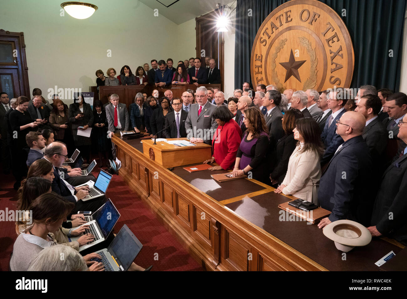 Lors d'une conférence de presse dans la capitale du Texas, Texas, président du comité d'éducation publique Maison handbike Team Dan, R-Houston (au pupitre), détails d'un $9 milliards de dépenses d'éducation publique qui est proposé par la Texas House dans le but de contrôler les dépenses de l'éducation et la hausse des impôts fonciers de l'état. Banque D'Images