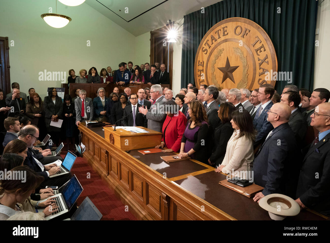 Lors d'une conférence de presse dans la capitale du Texas, Texas, président du comité d'éducation publique Maison handbike Team Dan, R-Houston (au pupitre), détails d'un $9 milliards de dépenses d'éducation publique qui est proposé par la Texas House dans le but de contrôler les dépenses de l'éducation et la hausse des impôts fonciers de l'état. Banque D'Images