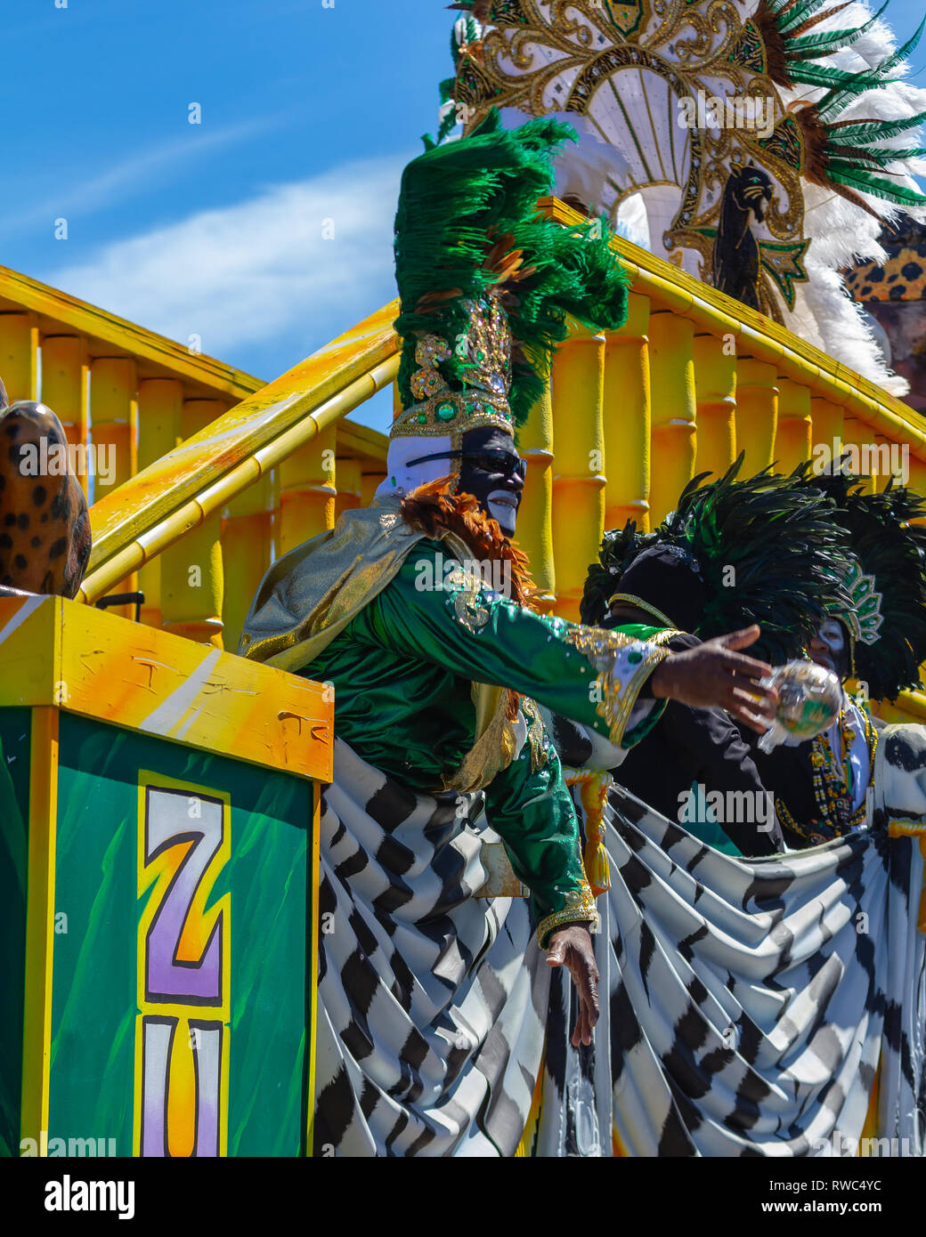 LA Nouvelle-Orléans, Louisiane, USA 5 mars 2019 l'aide sociale zoulou & Pleasure Club sont descendus dans la rue sur le Mardi gras avec leurs costumes traditionnels de jupes et d'herbe et signature jette le Mardi gras de coco peint à la main. Crédit : Tom Pumphret/Alamy Live News Banque D'Images