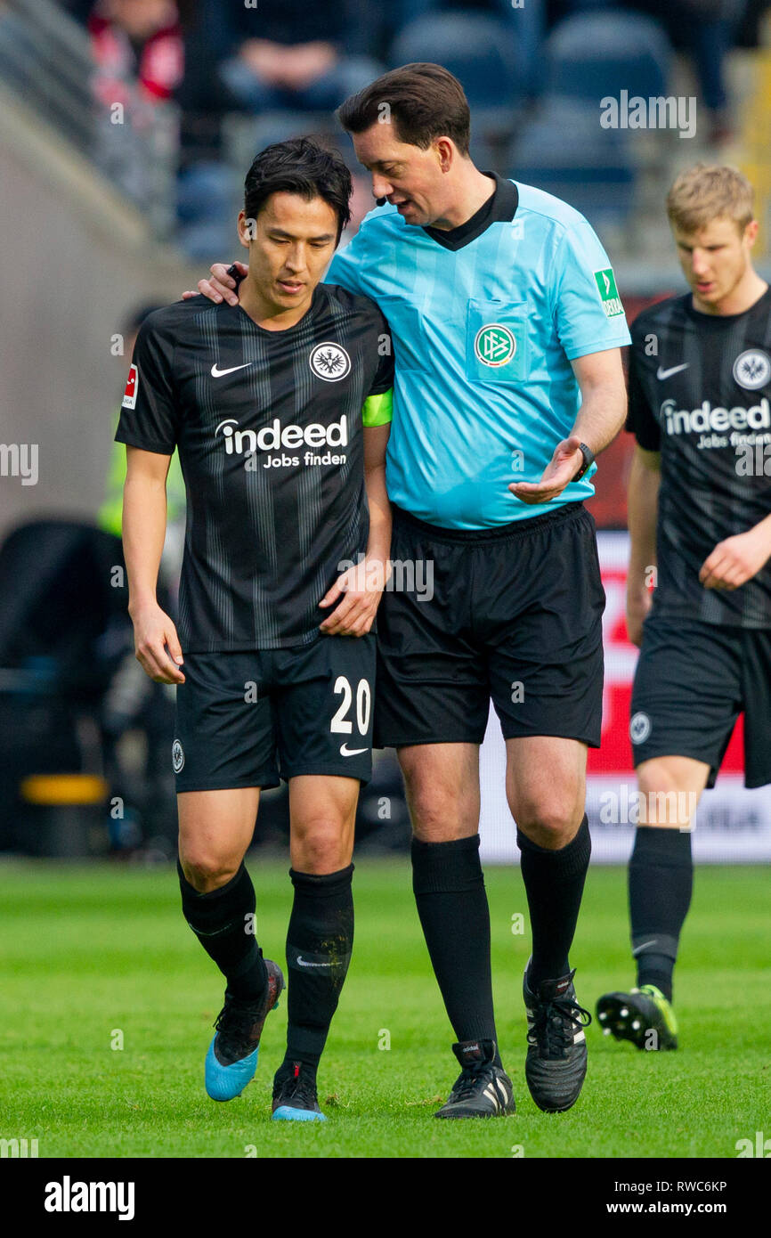 Frankfurt, Deutschland. 09Th Mar, 2019. Makoto HASEBE ( n° 20, F) et l'arbitre Manuel GRAEFE (GRvÑFE). Le soccer, l'Eintracht Francfort (F) - TSG 1899 Hoffenheim (HOF) 3 : 2, Bundesliga, 24.journée saison 2018/2019,, le 02/03/2019 à Francfort/COMMERZBANKARENA/Allemagne. Note de rédaction : DFL règlement interdit toute utilisation des photographies comme des séquences d'images et/ou quasi-vidéo. ¬ | Conditions de crédit dans le monde entier : dpa/Alamy Live News Banque D'Images