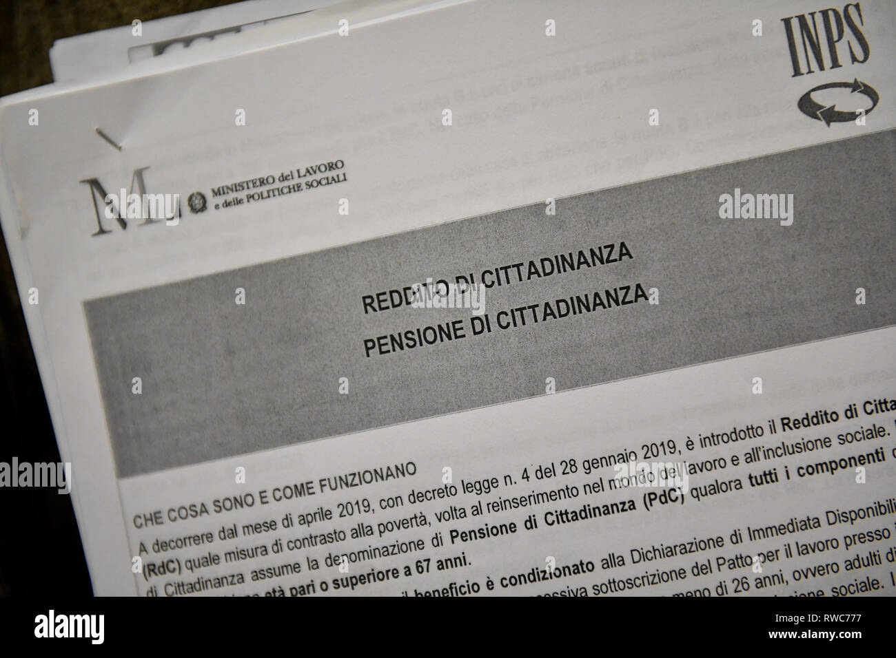 Foto Claudio Furlan /Lapresse 06-03-2019 Milano primo giorno per la richiesta del reddito di cittadinanza Nella foto : attesa cittadini dans al fac della Camera del lavoro di Corso di Porta Vittoria Banque D'Images