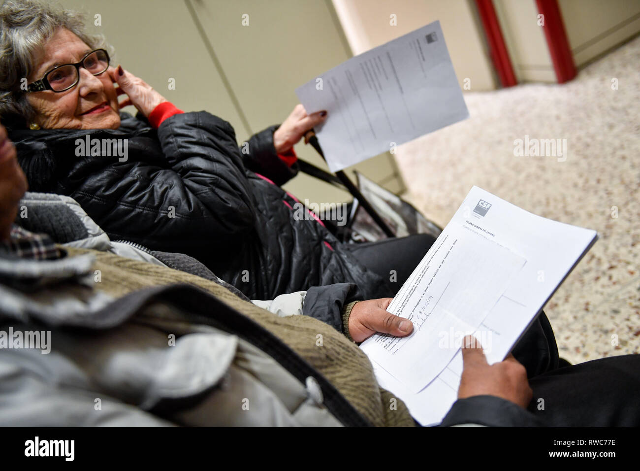 Foto Claudio Furlan /Lapresse 06-03-2019 Milano primo giorno per la richiesta del reddito di cittadinanza Nella foto : attesa cittadini dans al fac della Camera del lavoro di Corso di Porta Vittoria Banque D'Images