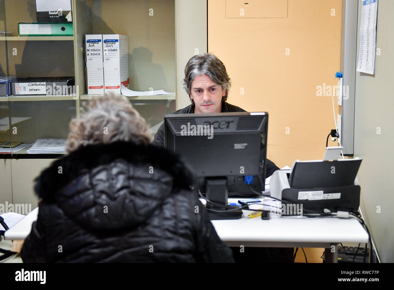 Foto Claudio Furlan /Lapresse 06-03-2019 Milano primo giorno per la richiesta del reddito di cittadinanza Nella foto : attesa cittadini dans al fac della Camera del lavoro di Corso di Porta Vittoria Banque D'Images