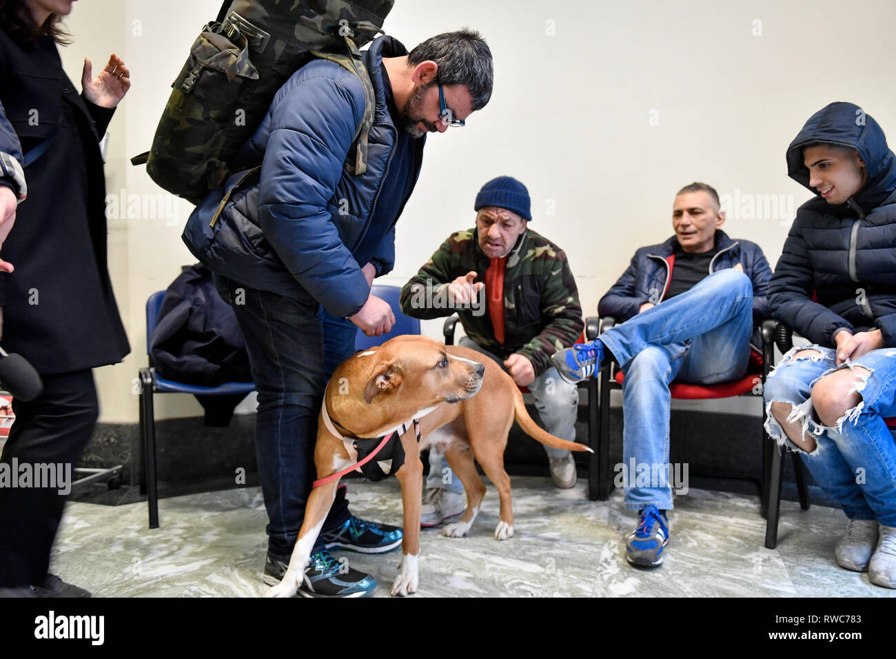 Foto Claudio Furlan /Lapresse 06-03-2019 Milano primo giorno per la richiesta del reddito di cittadinanza Nella foto : attesa cittadini dans al fac della Camera del lavoro di Corso di Porta Vittoria Banque D'Images