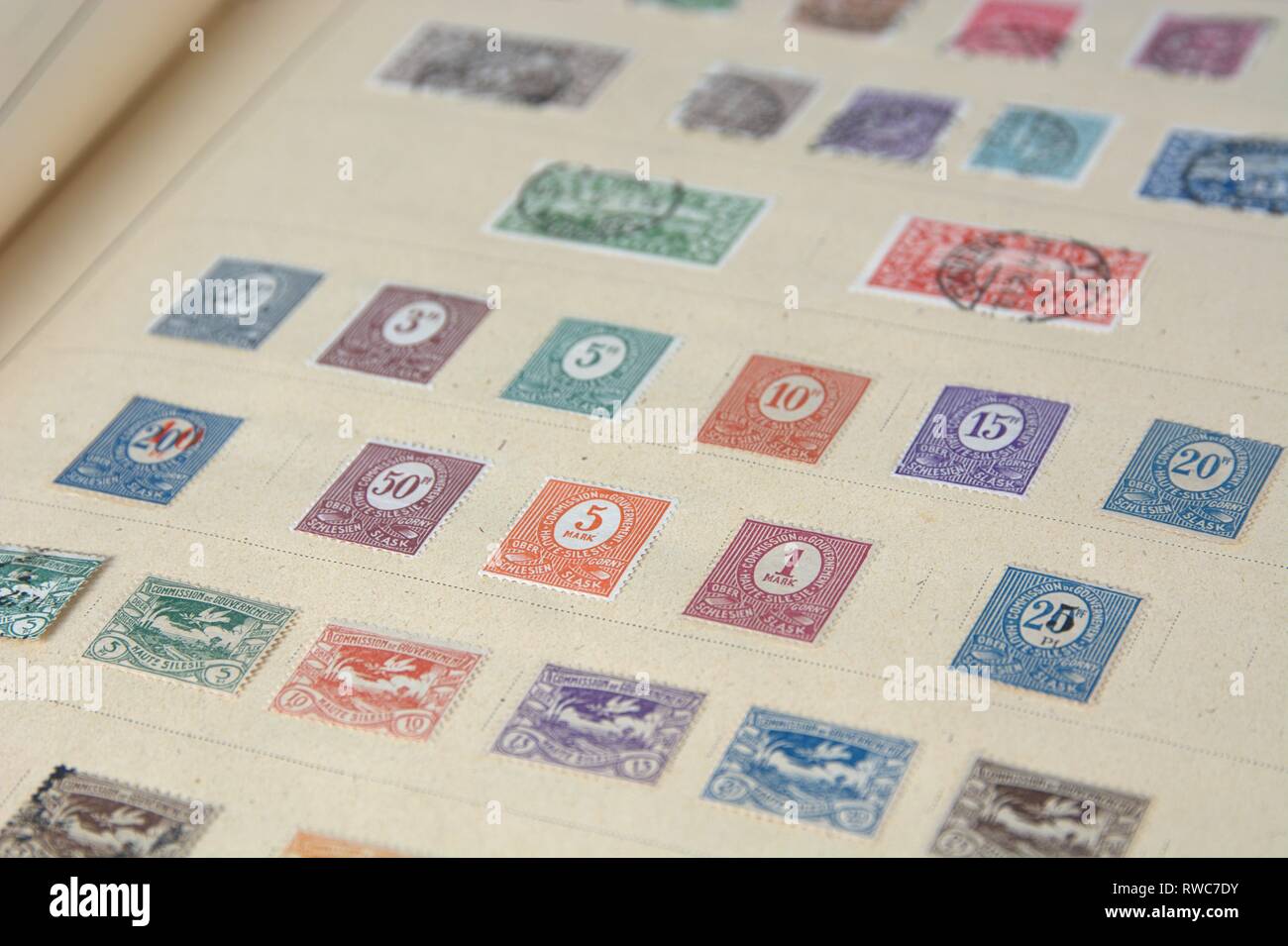 Deutschland. 08Th Nov, 2018. Un vieux, illustré album de timbres, Viktoria édition permanente par Schaubeks avec de vieux timbres, collés. Détail comme une image symbolique sur le thème collection de timbres, la collecte de timbres. Utilisation dans le monde entier | Credit : dpa/Alamy Live News Banque D'Images