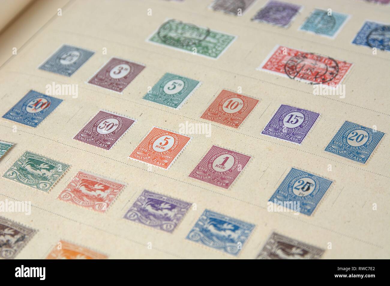 Deutschland. 08Th Nov, 2018. Un vieux, illustré album de timbres, Viktoria édition permanente par Schaubeks avec de vieux timbres, collés. Détail comme une image symbolique sur le thème collection de timbres, la collecte de timbres. Utilisation dans le monde entier | Credit : dpa/Alamy Live News Banque D'Images