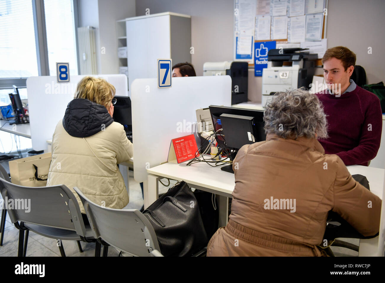 Foto Claudio Furlan /Lapresse 06-03-2019 Milano primo giorno per la richiesta del reddito di cittadinanza Nella foto : la sede Acli di Corso Europa Banque D'Images